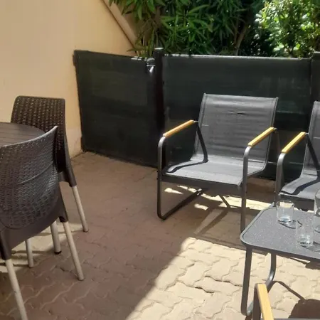 Maisonnette Pres De La Et Commerce