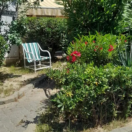 Maisonnette Pres De La Et Commerce