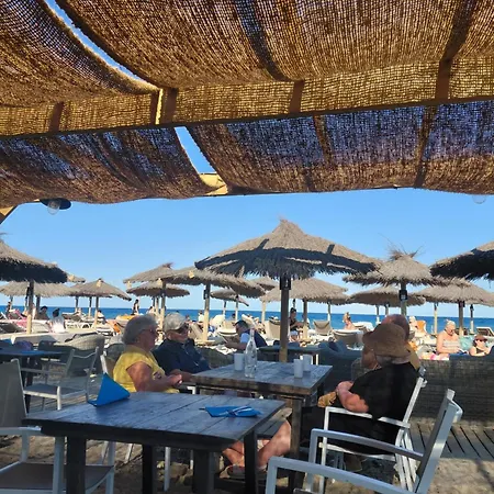 Maisonnette Pres De La Et Commerce