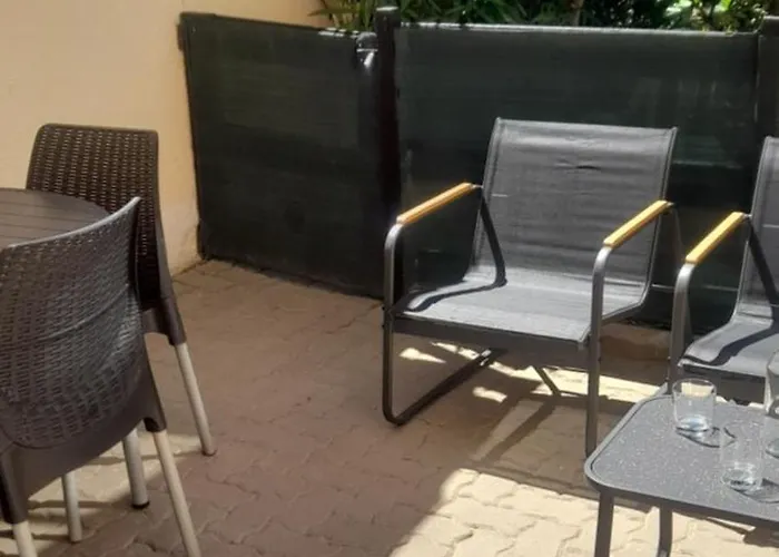 Maisonnette Pres De La Et Commerce