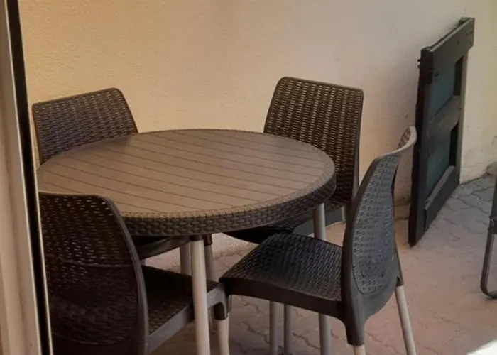 Maisonnette Pres De La Et Commerce *