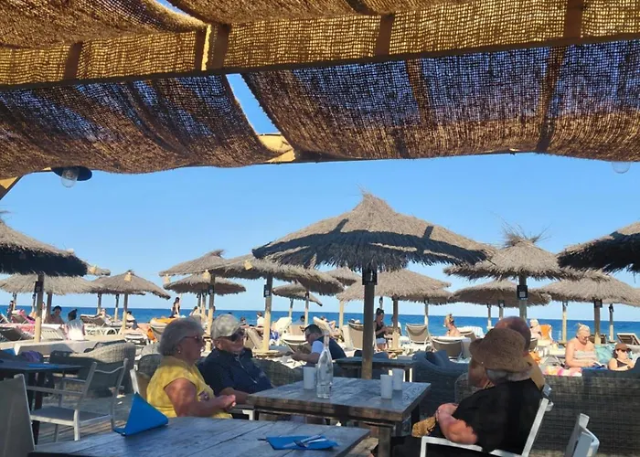 Maisonnette Pres De La Et Commerce